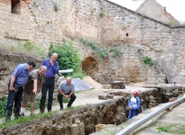 Na nádvoří rekonstruovaného úštěckého hradu