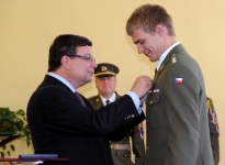 Záslužný kříž pro Ondřeje Synka