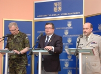 Tisková konference (zleva): náčelník GŠ AČR armádní generál Vlastimil Picek, ministr obrany Alexandr Vondra a plukovník Aleš Knížek, ředitel Vojenského historického ústavu