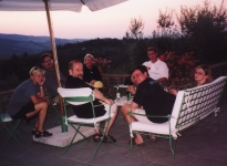 S americkými přáteli na dovolené v Toskánsku - vzadu zleva Ron Asmus, Julie Finleyová a Bruce Jackson, kteří měli lví podíl na rozšíření NATO (2001)