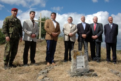 Na základní kámen budoucího poutního kostela sv. Archanděla Michaela dnes poklepali (zleva) plukovník Miroslav Hlaváč, Jakub Tejkl, Alexandr Vondra, Dominik Duka, Ladislav Kesner a velvyslanci SRN a Rakouska v ČR Detlef Lingemann a Ferdinand Trauttmansdorff